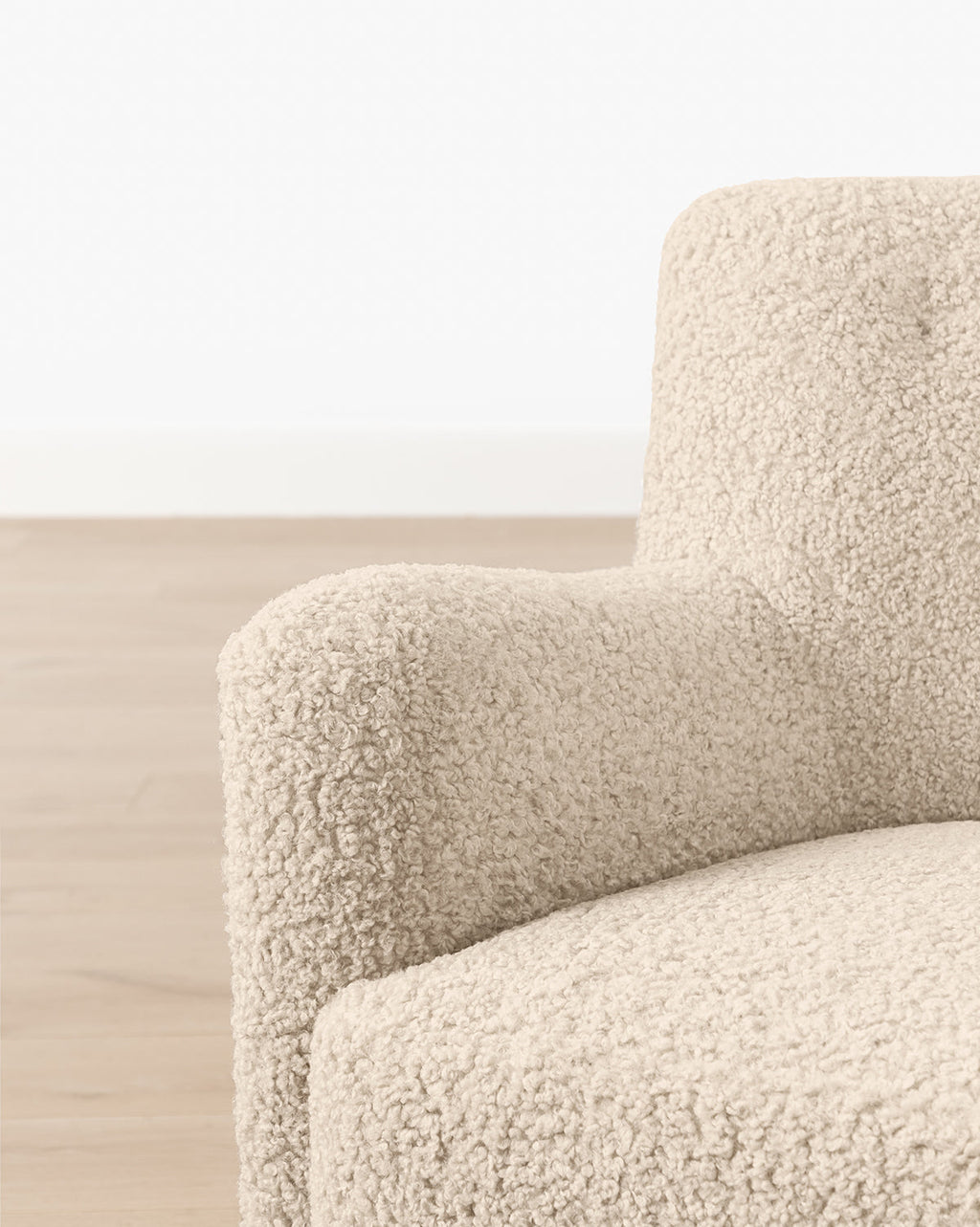 Fauteuil bas en peau de mouton contemporain avec structure en chêne blanc et capitonnage subtil pour le salon