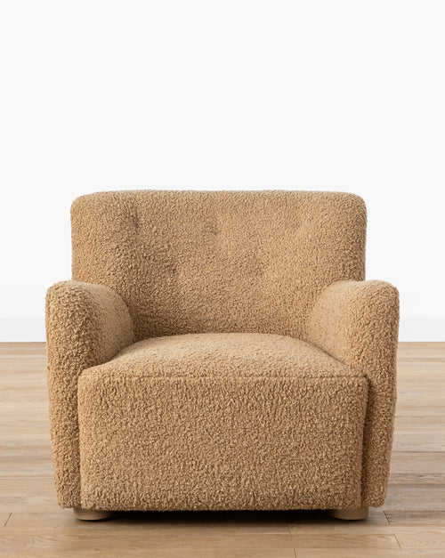 Fauteuil bas en peau de mouton contemporain avec structure en chêne blanc et capitonnage subtil pour le salon