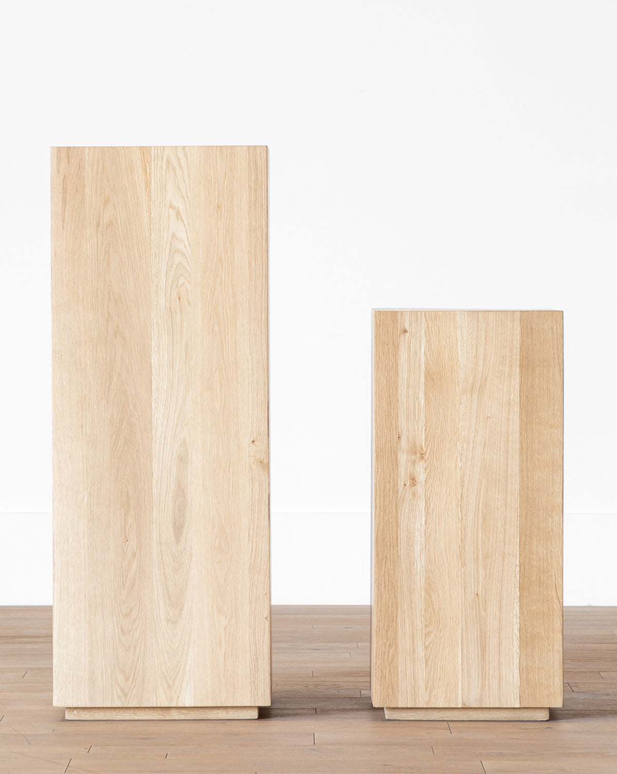 Piédestal en bois moderne avec forme sculpturale pour salon