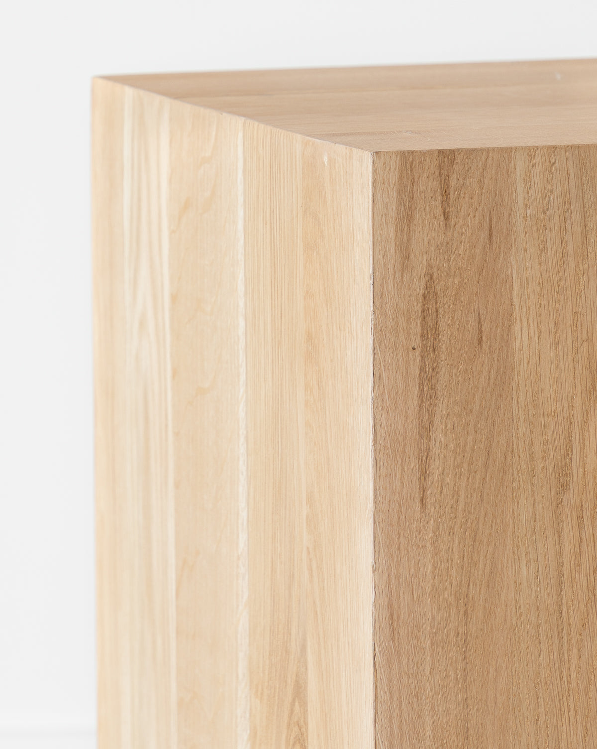 Piédestal en bois moderne avec forme sculpturale pour salon