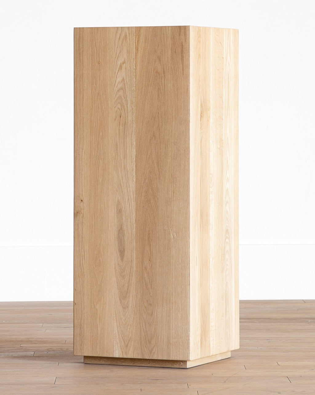Piédestal en bois moderne avec forme sculpturale pour salon