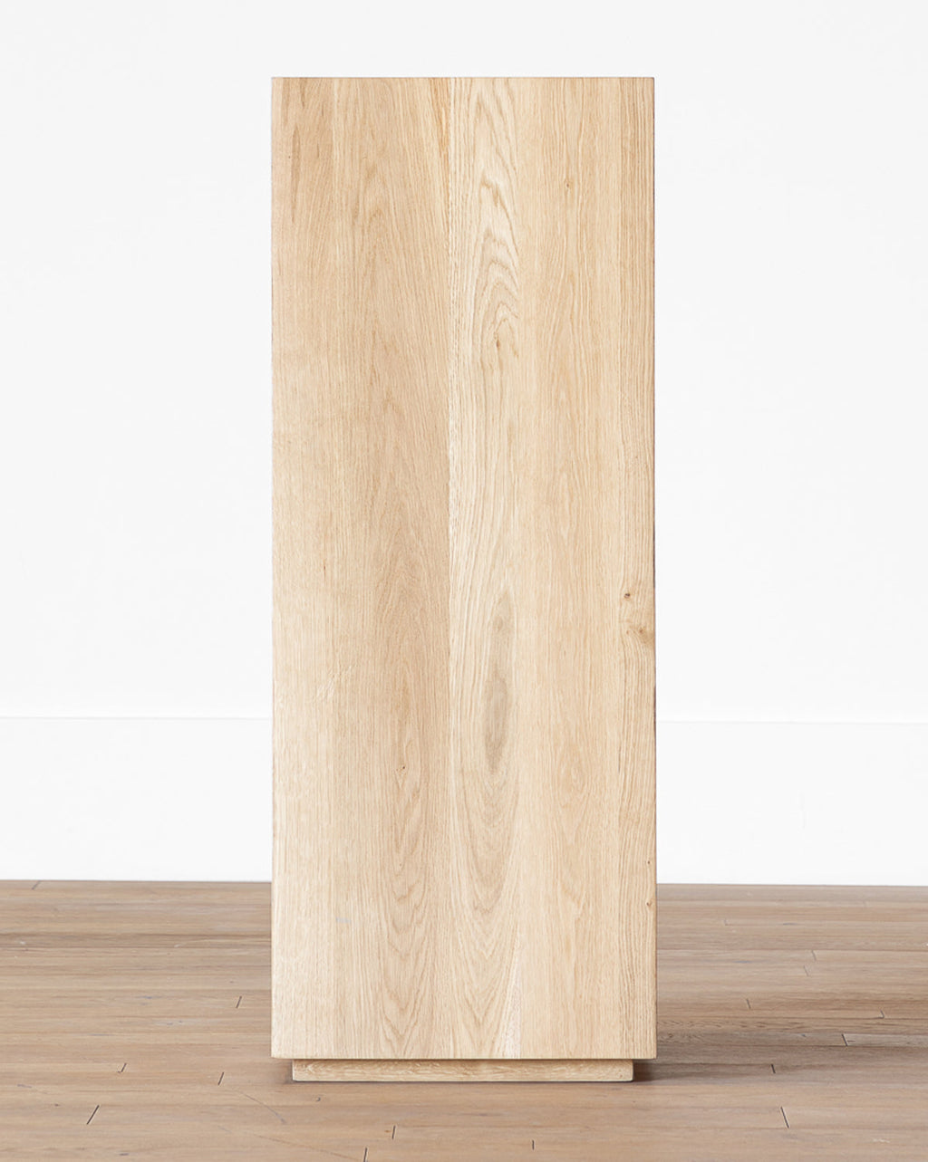 Piédestal en bois moderne avec forme sculpturale pour salon
