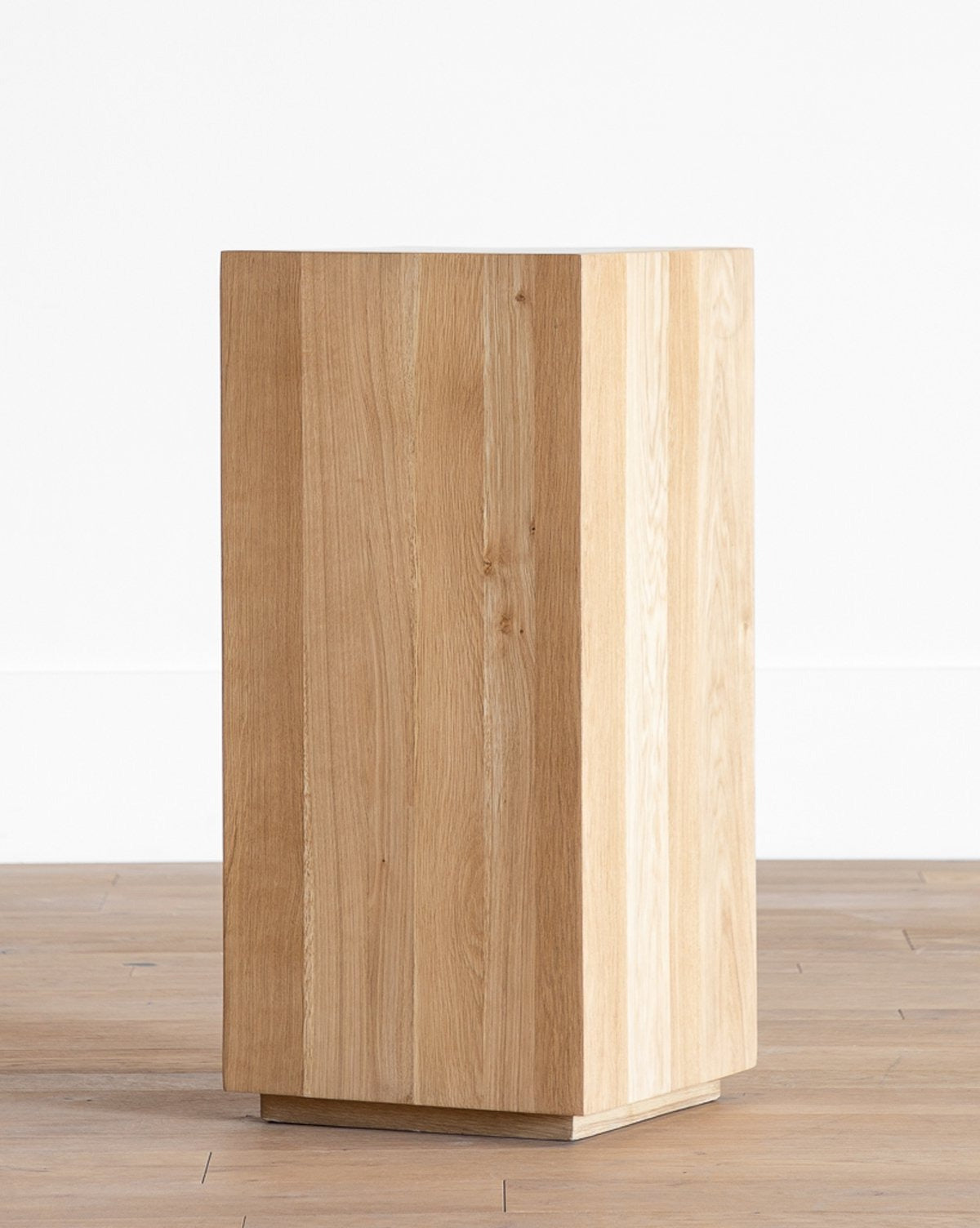 Piédestal en bois moderne avec forme sculpturale pour salon