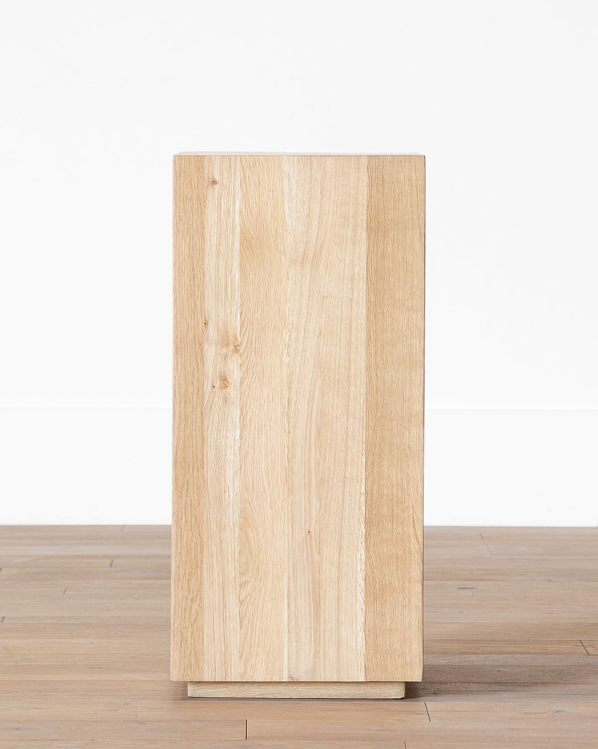 Piédestal en bois moderne avec forme sculpturale pour salon