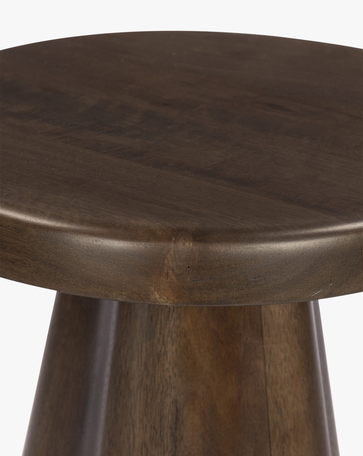 Table d'appoint moderne en bois avec finition chaleureuse pour salon