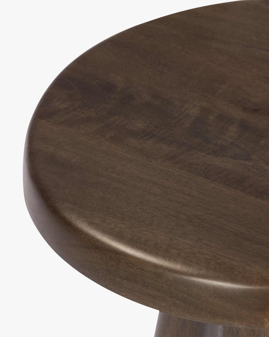 Table d'appoint moderne en bois avec finition chaleureuse pour salon