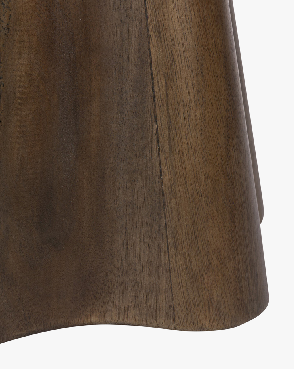 Table d'appoint moderne en bois avec finition chaleureuse pour salon