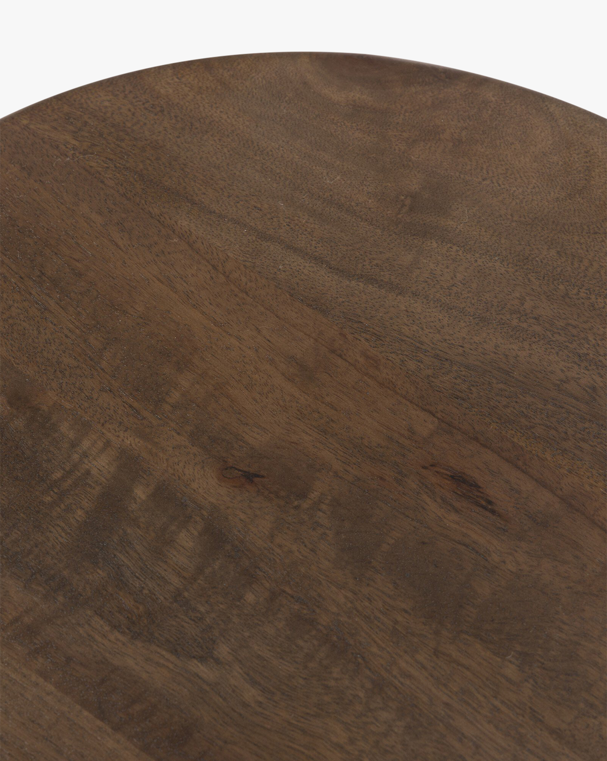 Table d'appoint moderne en bois avec finition chaleureuse pour salon