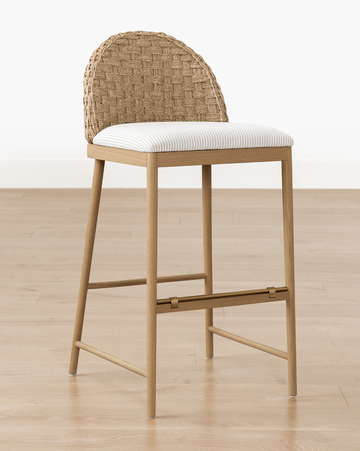 Tabouret de comptoir en chêne scandinave et tissé avec coussin blanc impeccable pour salle à manger