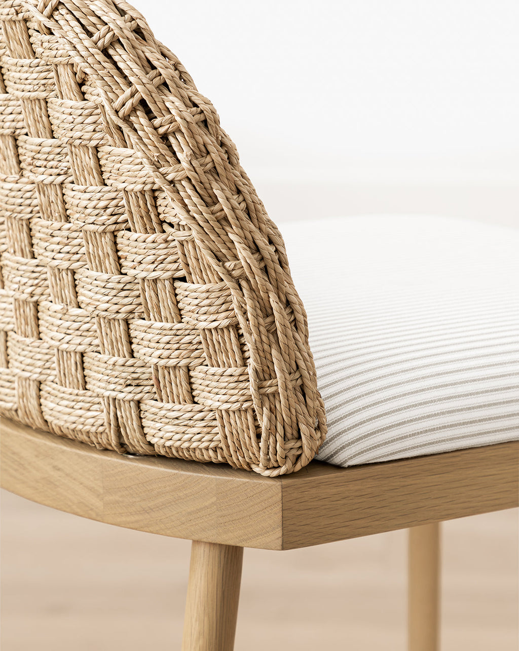 Tabouret de comptoir en chêne scandinave et tissé avec coussin blanc impeccable pour salle à manger
