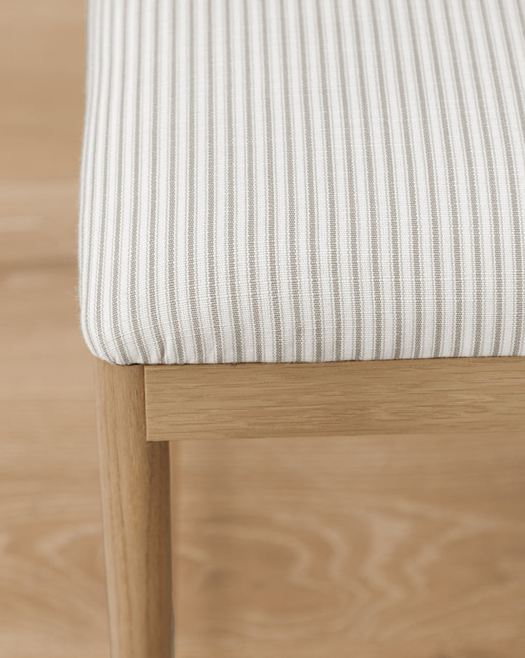 Tabouret de comptoir en chêne scandinave et tissé avec coussin blanc impeccable pour salle à manger