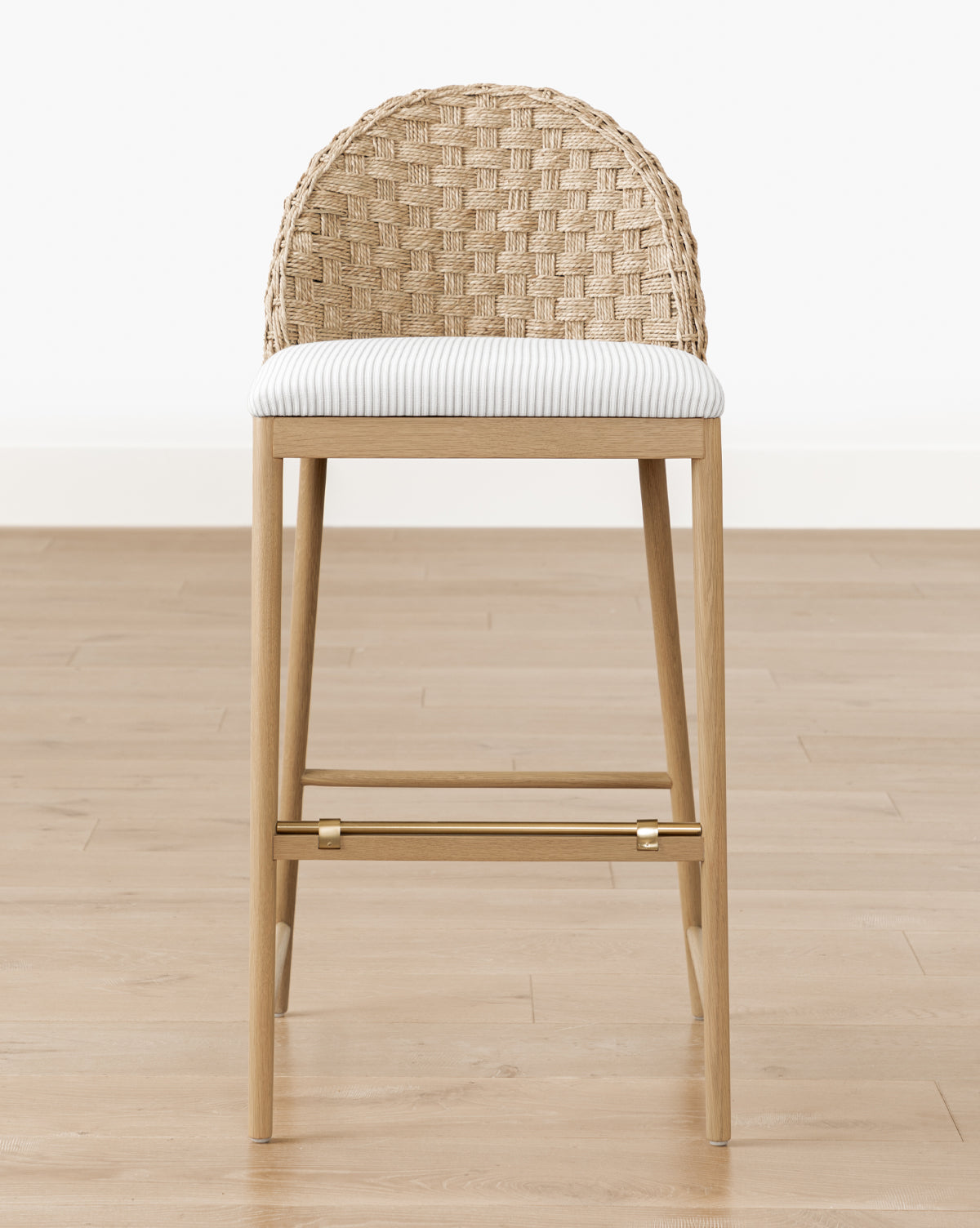 Tabouret de comptoir en chêne scandinave et tissé avec coussin blanc impeccable pour salle à manger