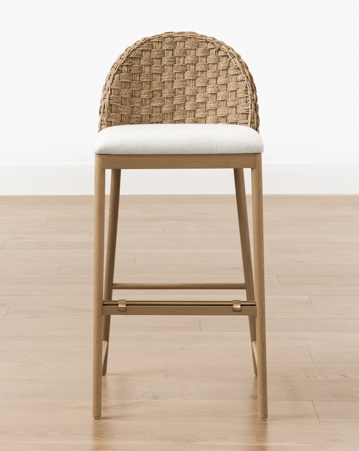 Tabouret de comptoir en chêne scandinave et tissé avec coussin blanc impeccable pour salle à manger