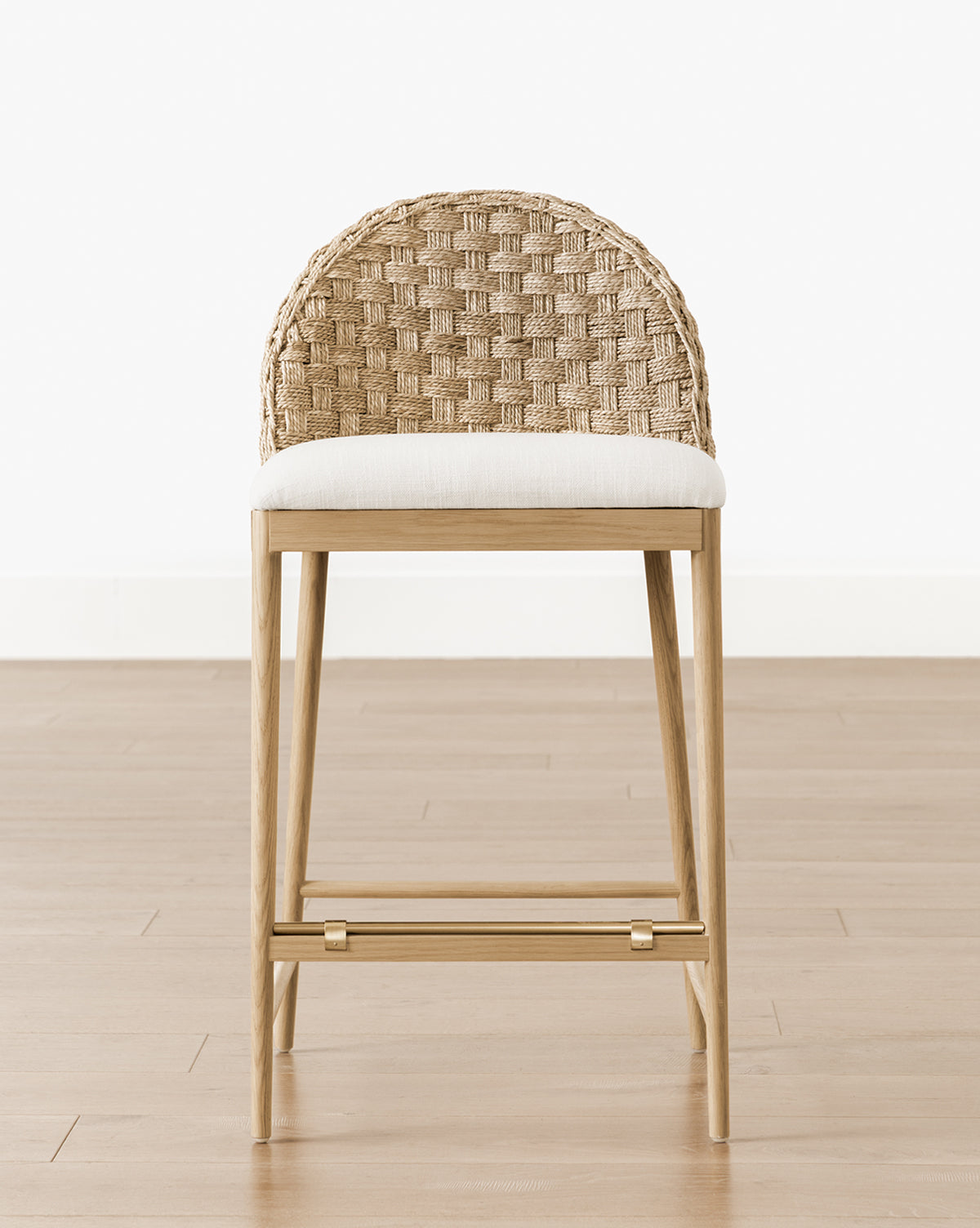 Tabouret de comptoir en chêne scandinave et tissé avec coussin blanc impeccable pour salle à manger