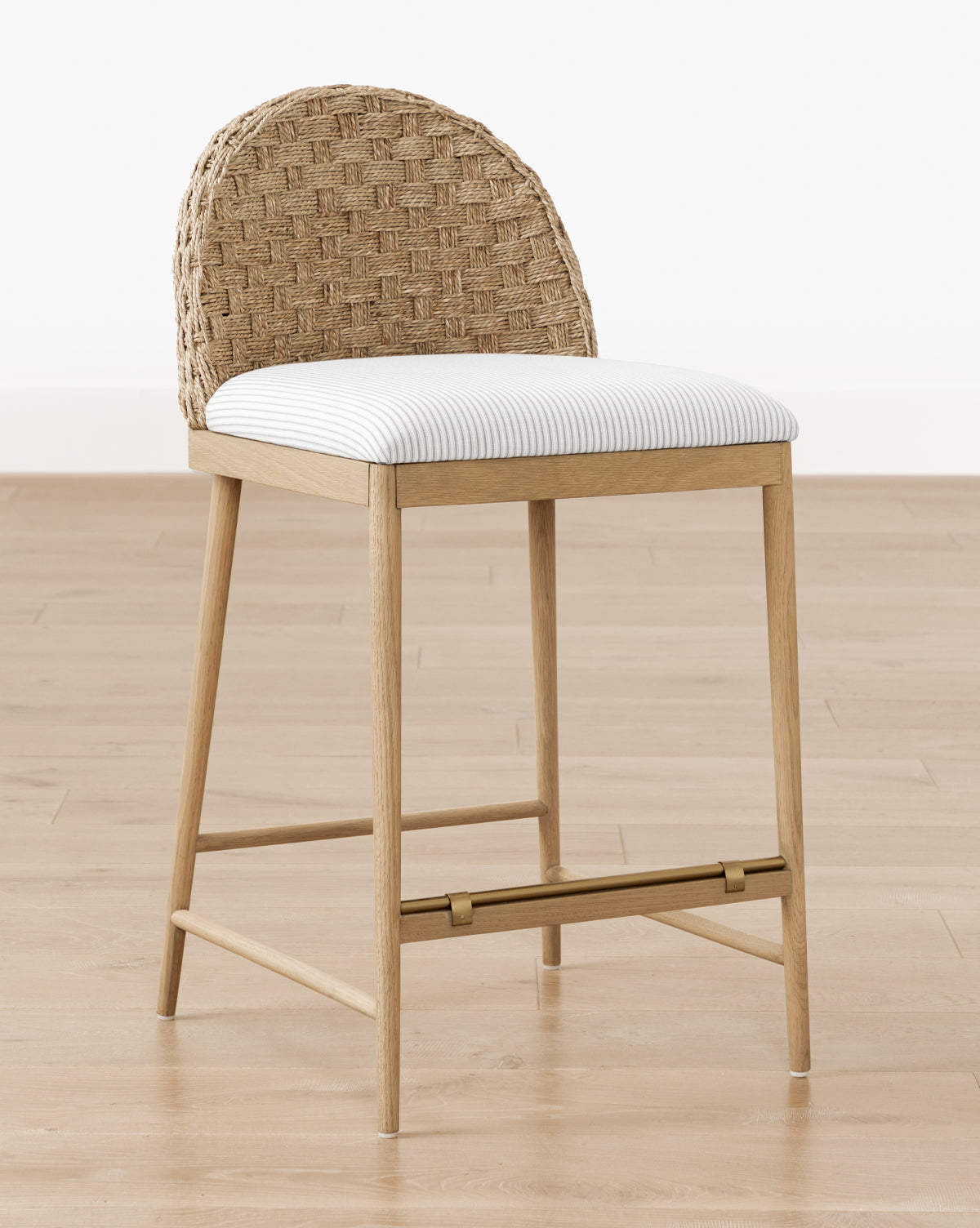 Tabouret de comptoir en chêne scandinave et tissé avec coussin blanc impeccable pour salle à manger