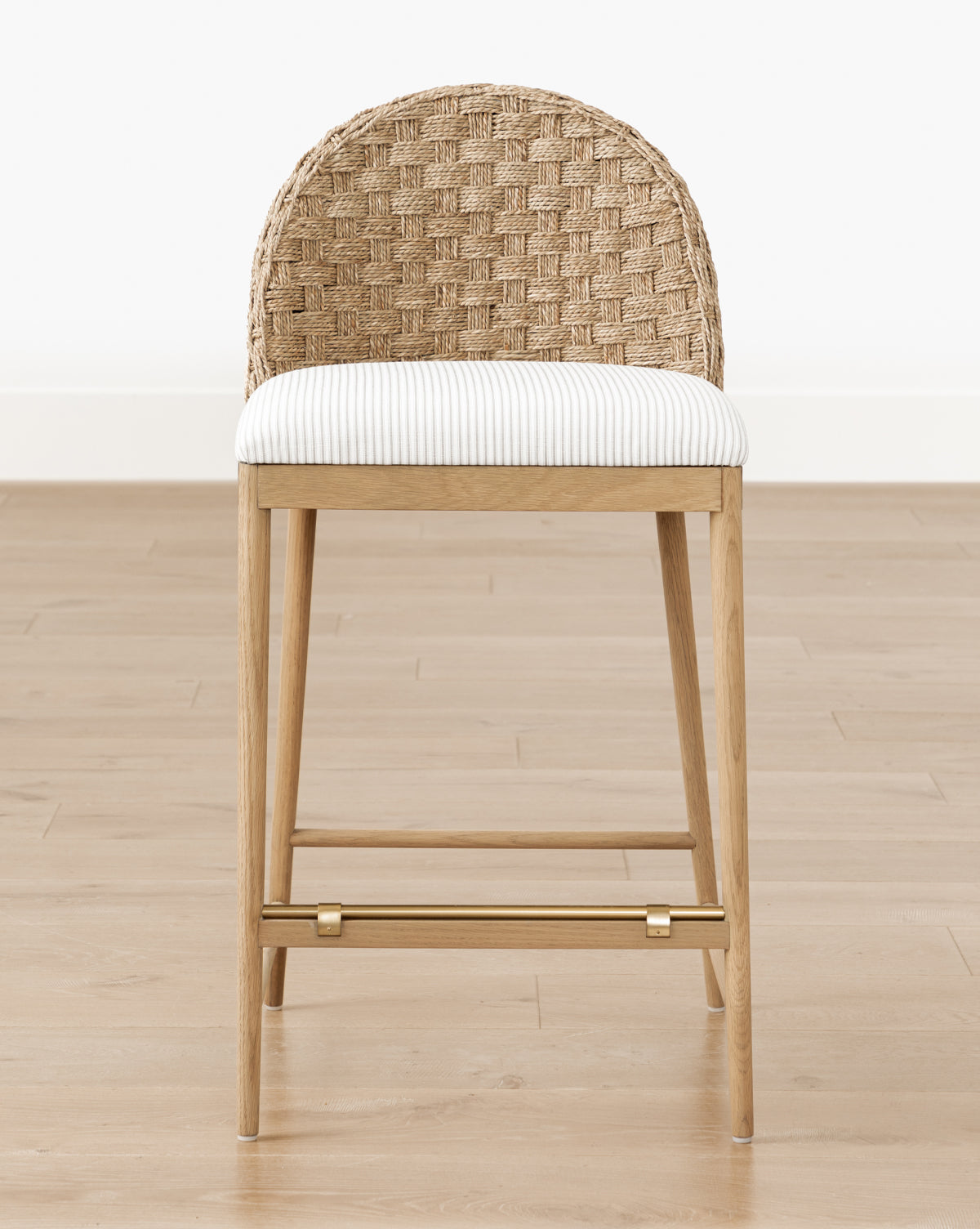 Tabouret de comptoir en chêne scandinave et tissé avec coussin blanc impeccable pour salle à manger