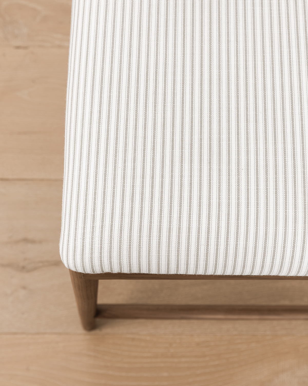 Tabouret de comptoir en chêne scandinave et tissé avec coussin blanc impeccable pour salle à manger