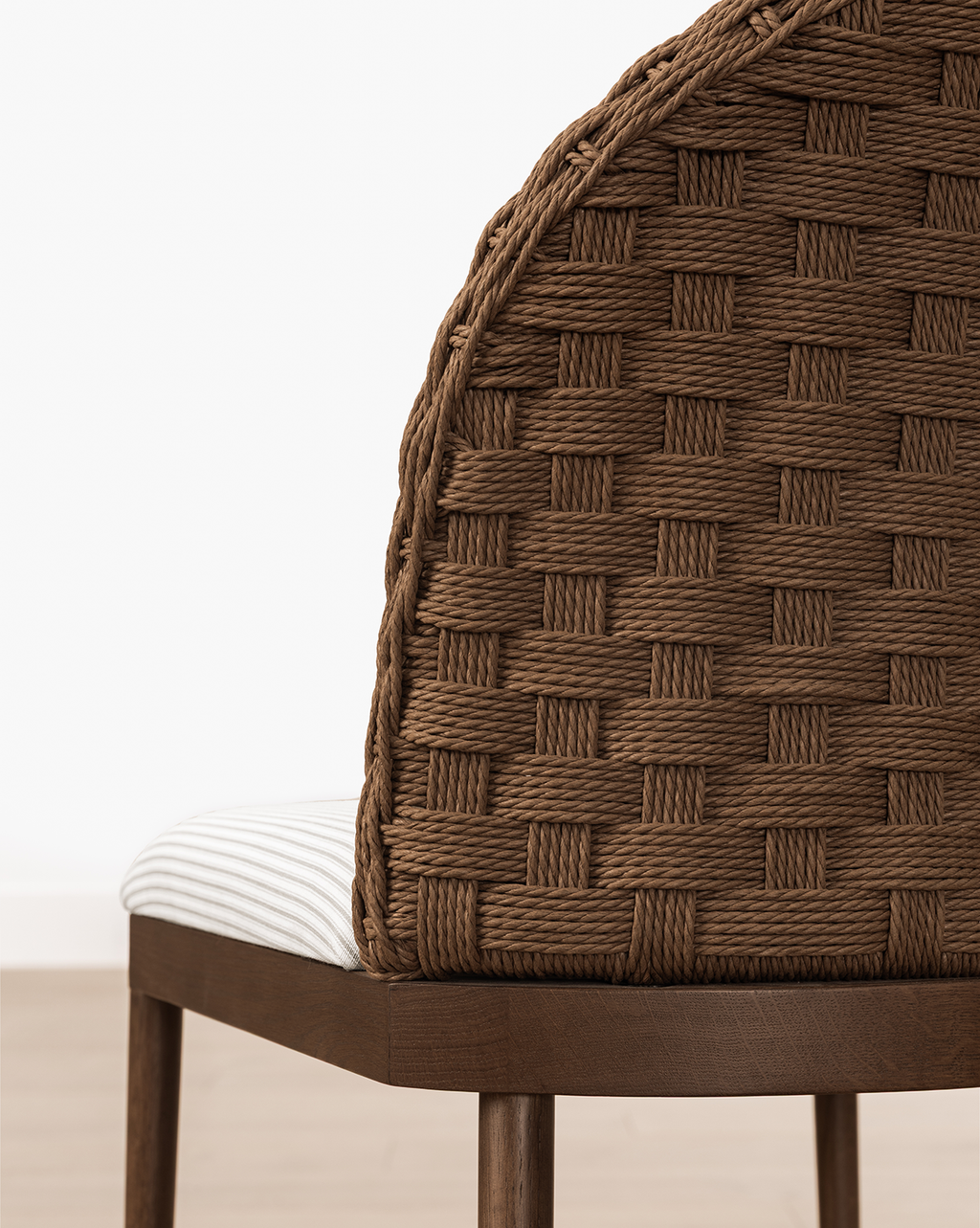 Tabouret de comptoir en chêne scandinave et tissé avec coussin blanc impeccable pour salle à manger