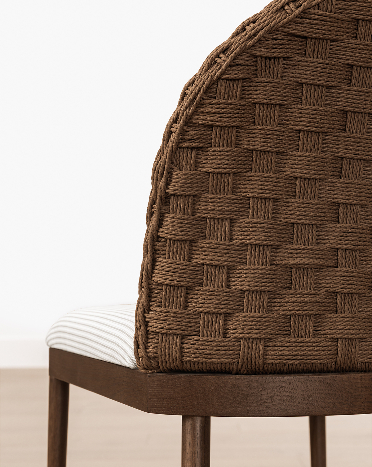 Tabouret de comptoir en chêne scandinave et tissé avec coussin blanc impeccable pour salle à manger