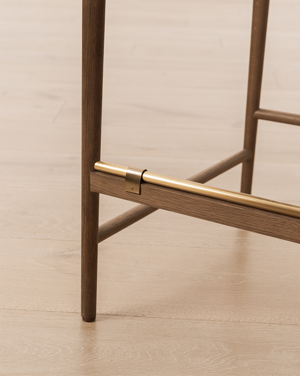 Tabouret de comptoir en chêne scandinave et tissé avec coussin blanc impeccable pour salle à manger