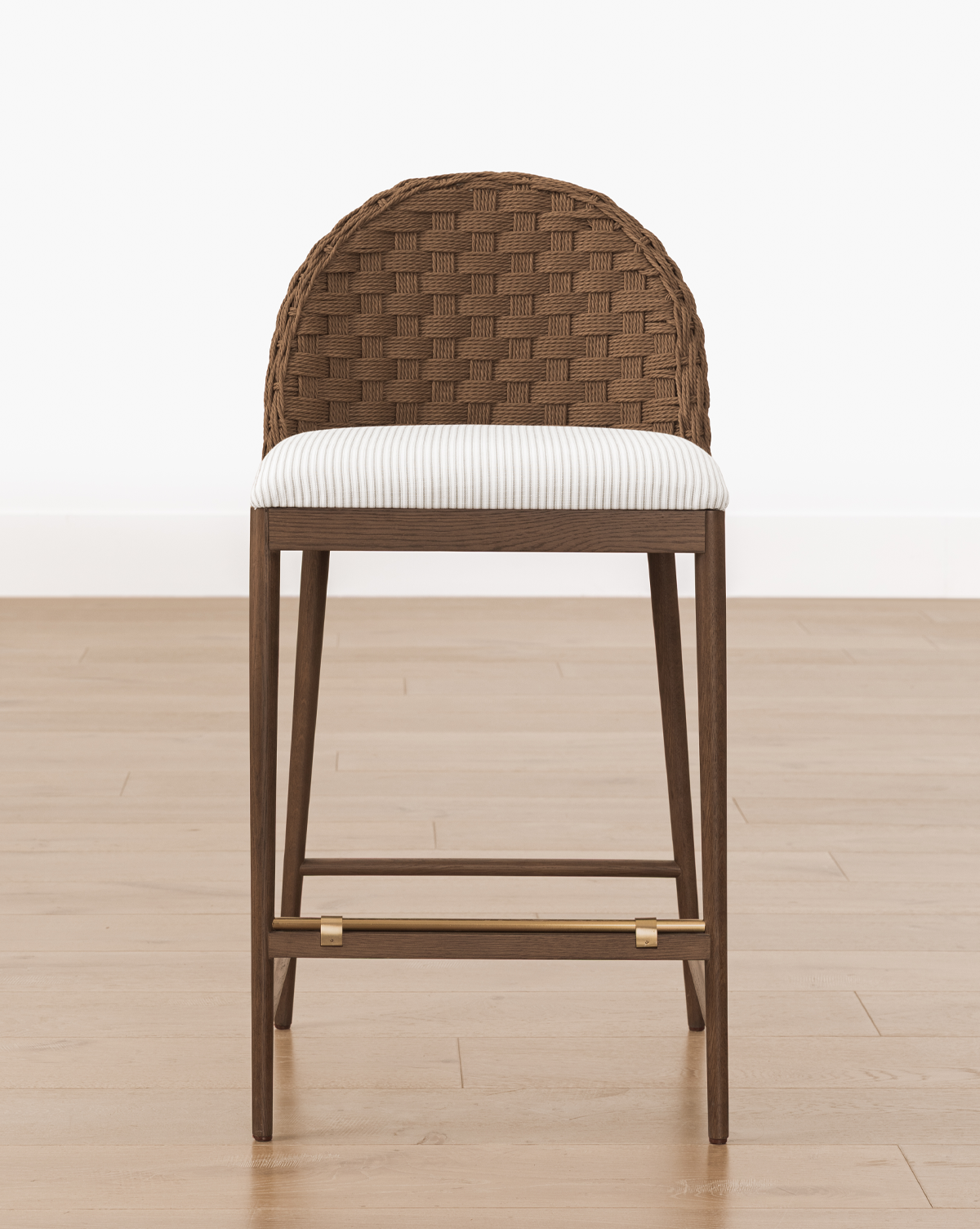 Tabouret de comptoir en chêne scandinave et tissé avec coussin blanc impeccable pour salle à manger
