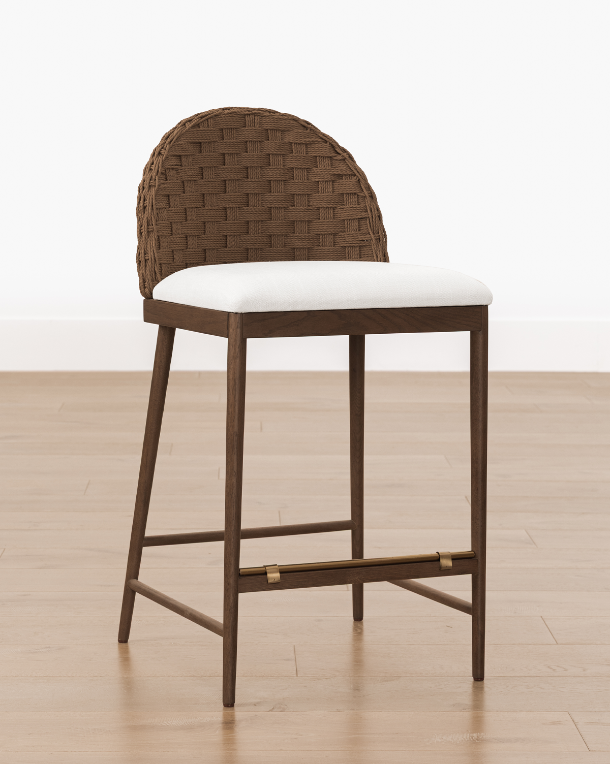 Tabouret de comptoir en chêne scandinave et tissé avec coussin blanc impeccable pour salle à manger