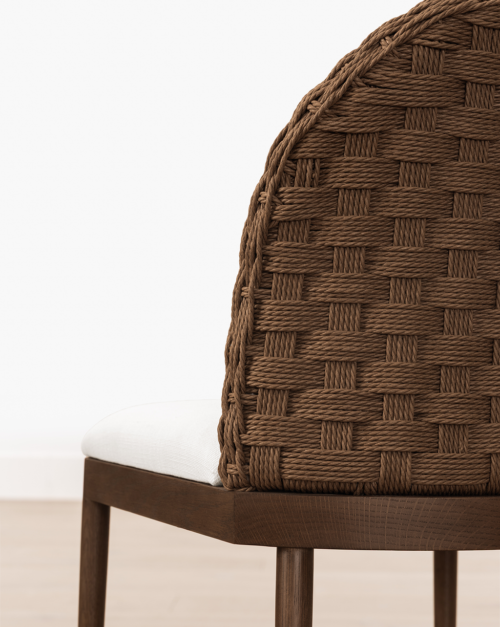 Tabouret de comptoir en chêne scandinave et tissé avec coussin blanc impeccable pour salle à manger