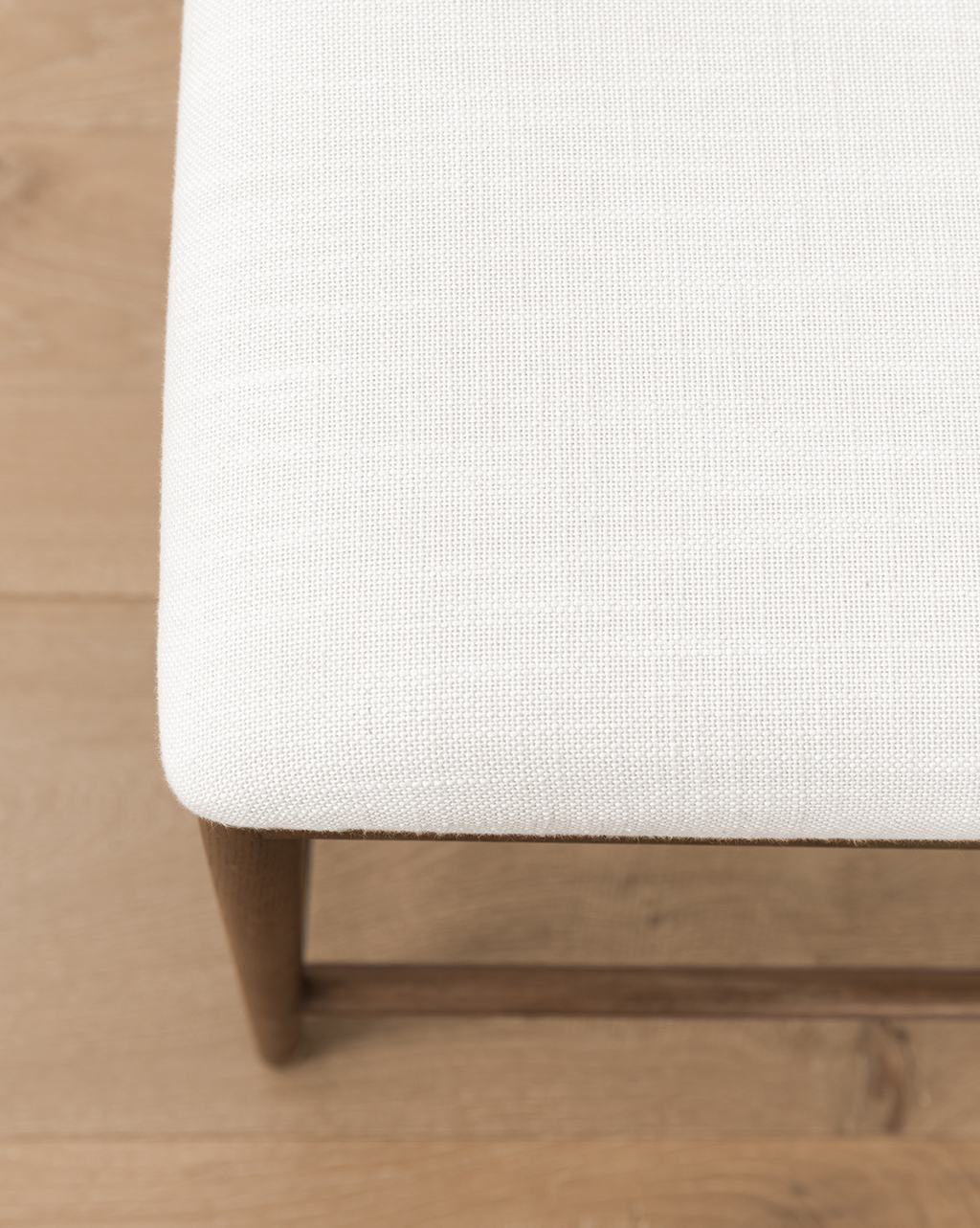 Tabouret de comptoir en chêne scandinave et tissé avec coussin blanc impeccable pour salle à manger
