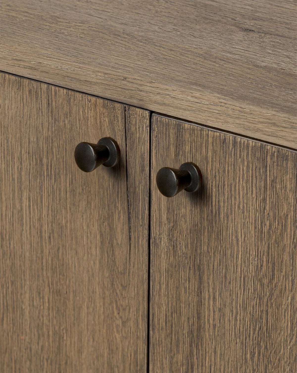 Buffet bas moderne en bois au design épuré et rangements pour le salon