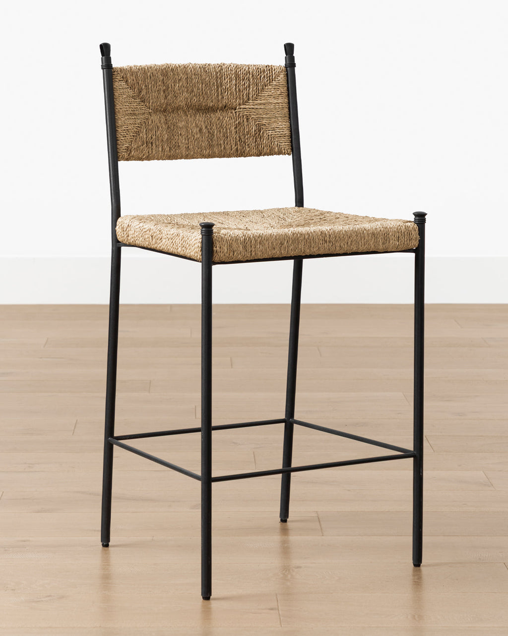 Tabouret de bar industriel en acier et jonc de mer avec assise et dossier tressés pour salle à manger