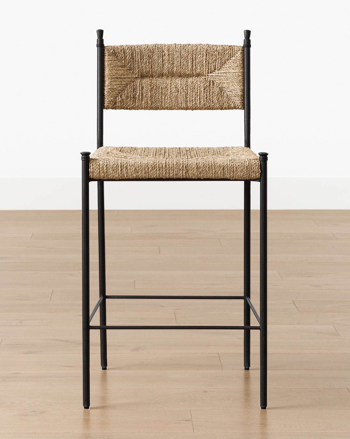 Tabouret de bar industriel en acier et jonc de mer avec assise et dossier tressés pour salle à manger