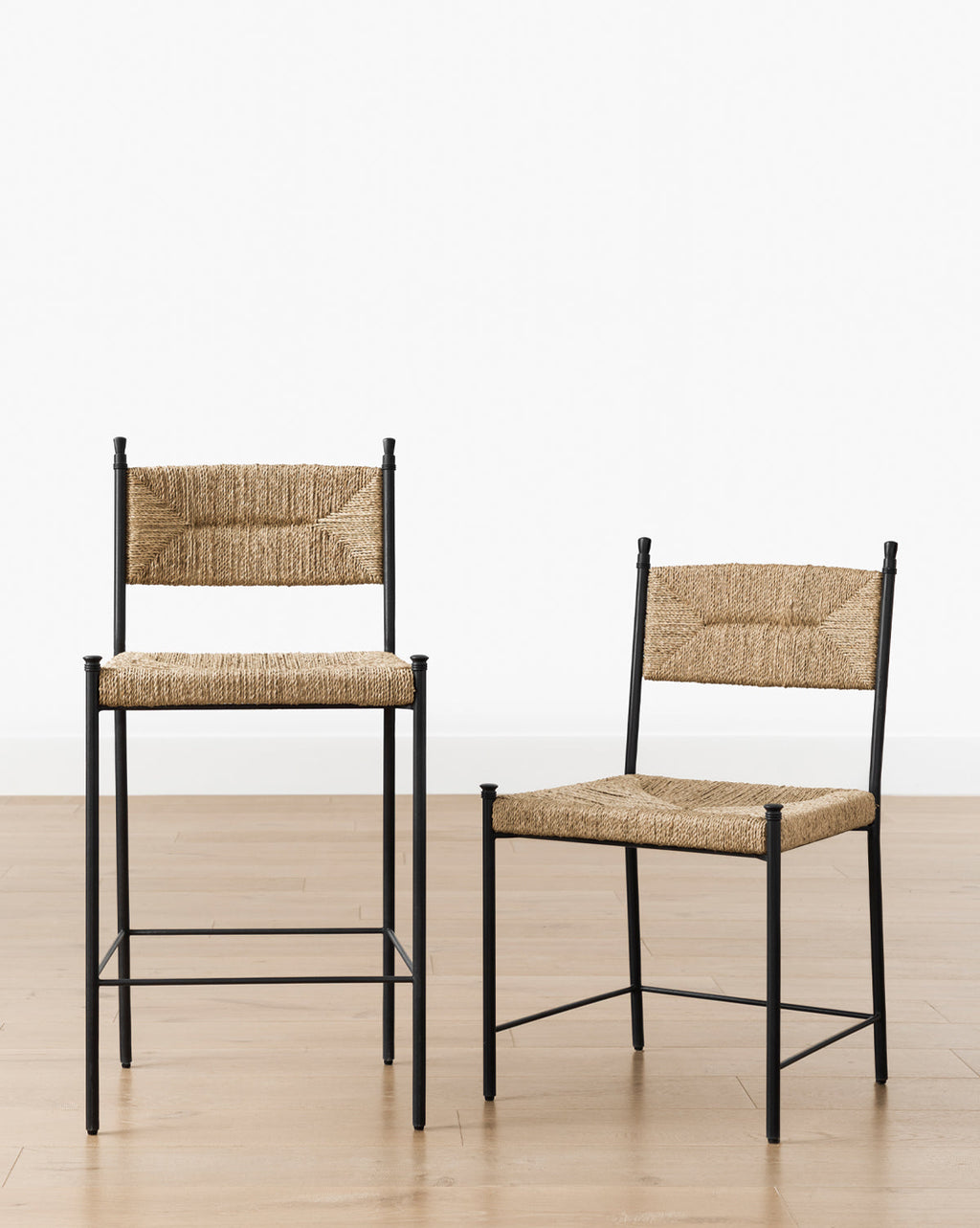 Tabouret de bar industriel en acier et jonc de mer avec assise et dossier tressés pour salle à manger