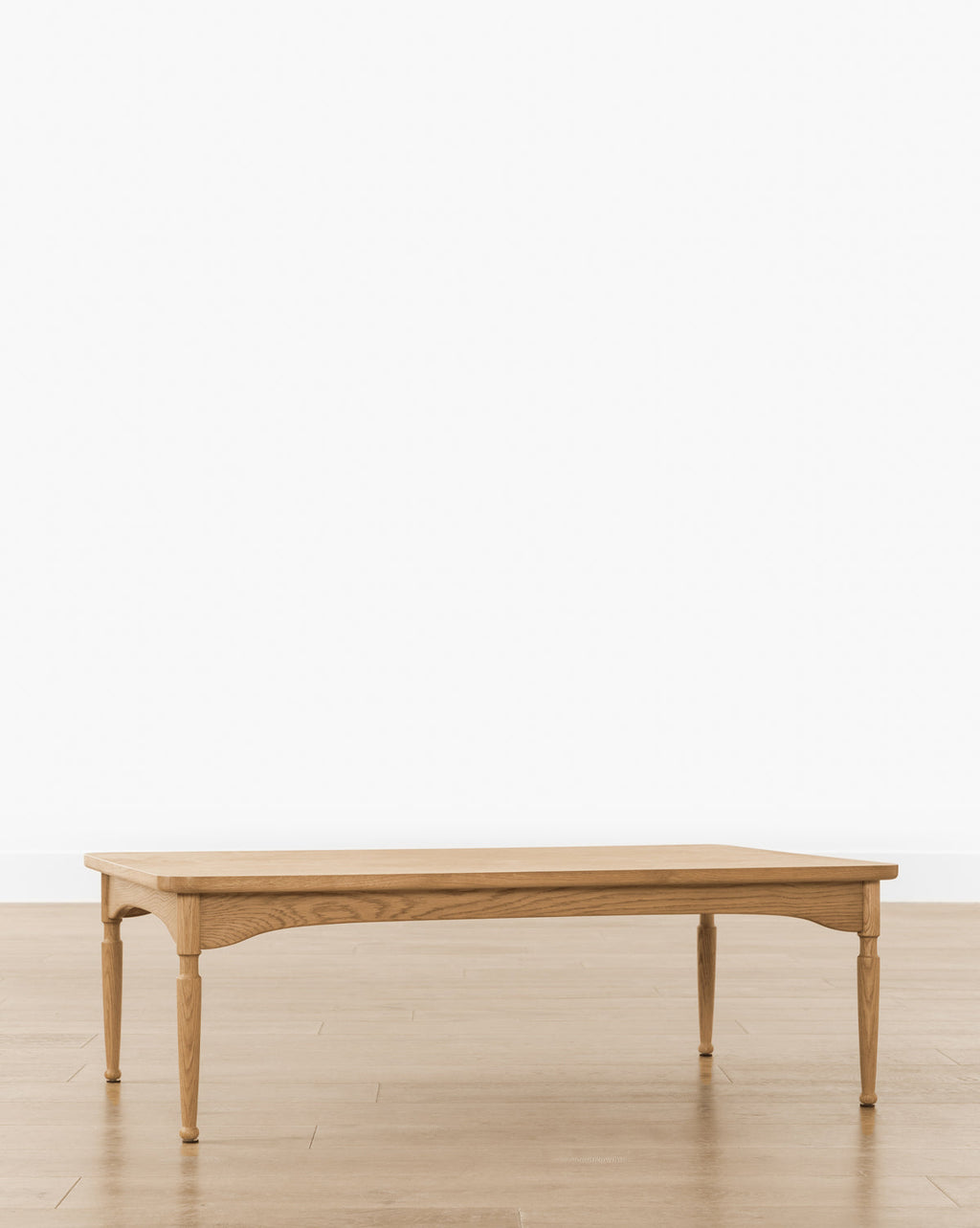 Table basse en chêne miel traditionnel avec pieds crantés et détails boule pour le salon