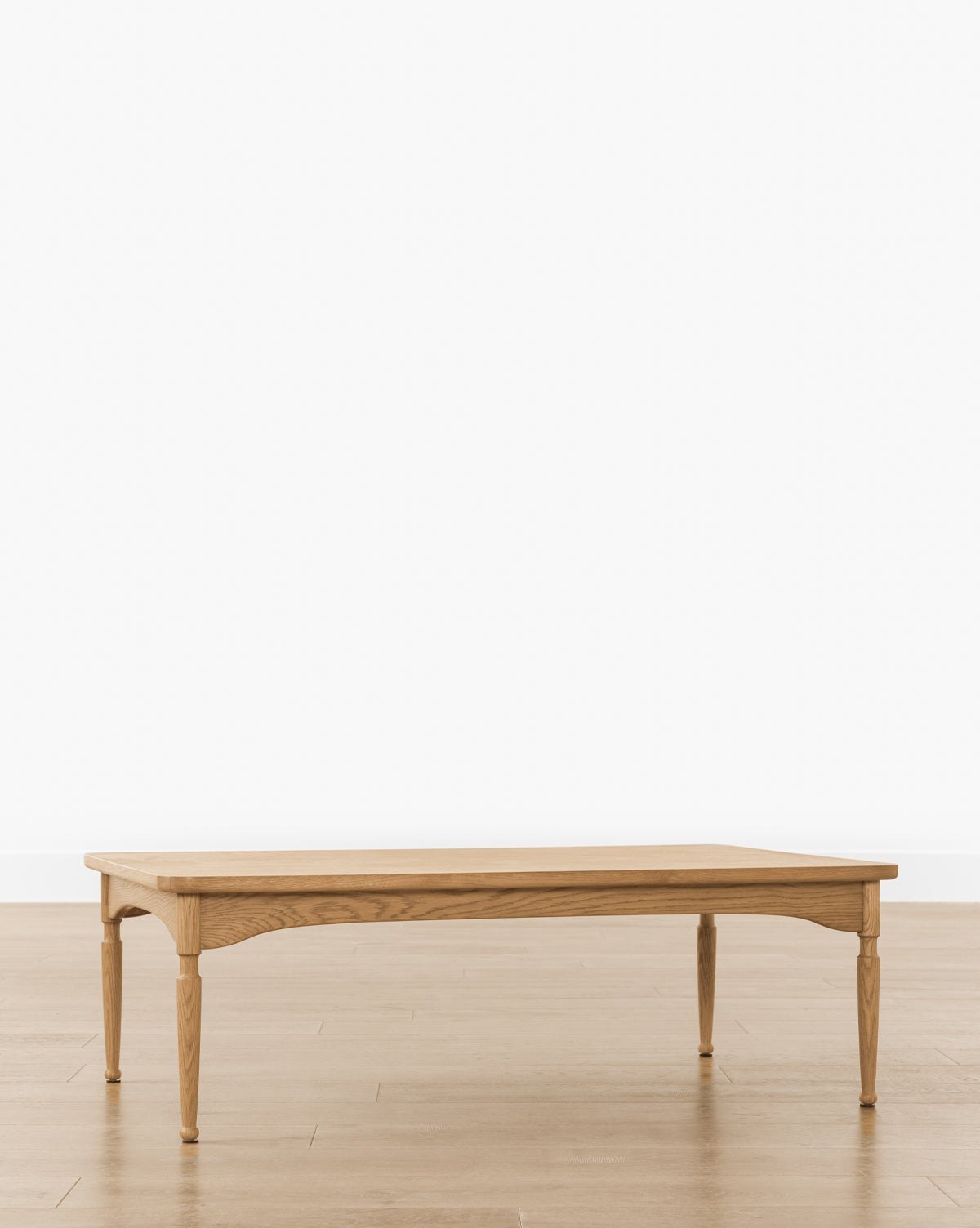 Table basse en chêne miel traditionnel avec pieds crantés et détails boule pour le salon