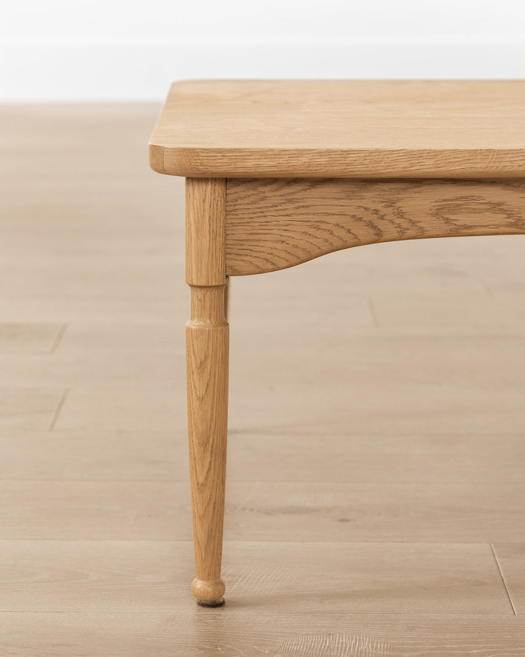Table basse en chêne miel traditionnel avec pieds crantés et détails boule pour le salon