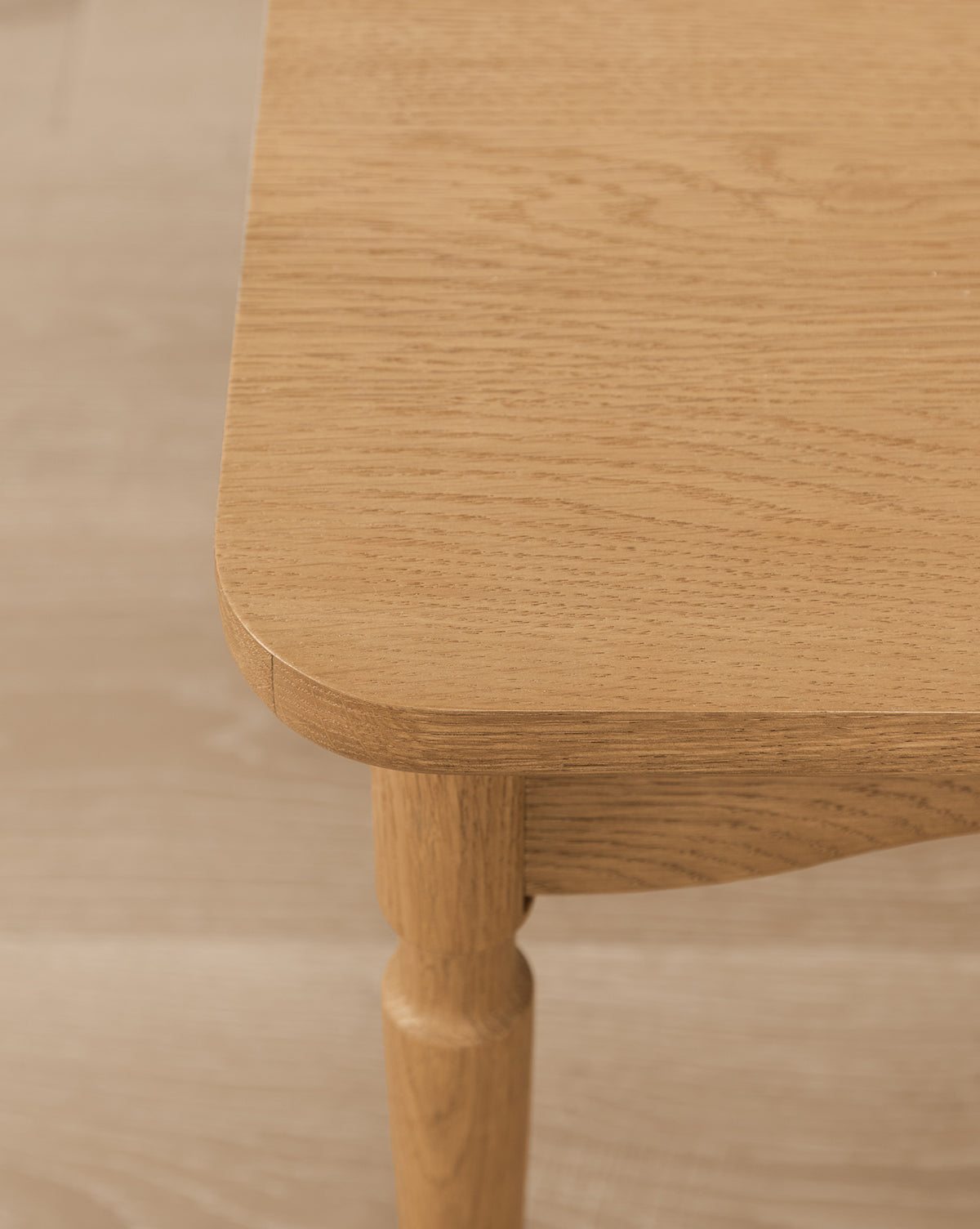 Table basse en chêne miel traditionnel avec pieds crantés et détails boule pour le salon
