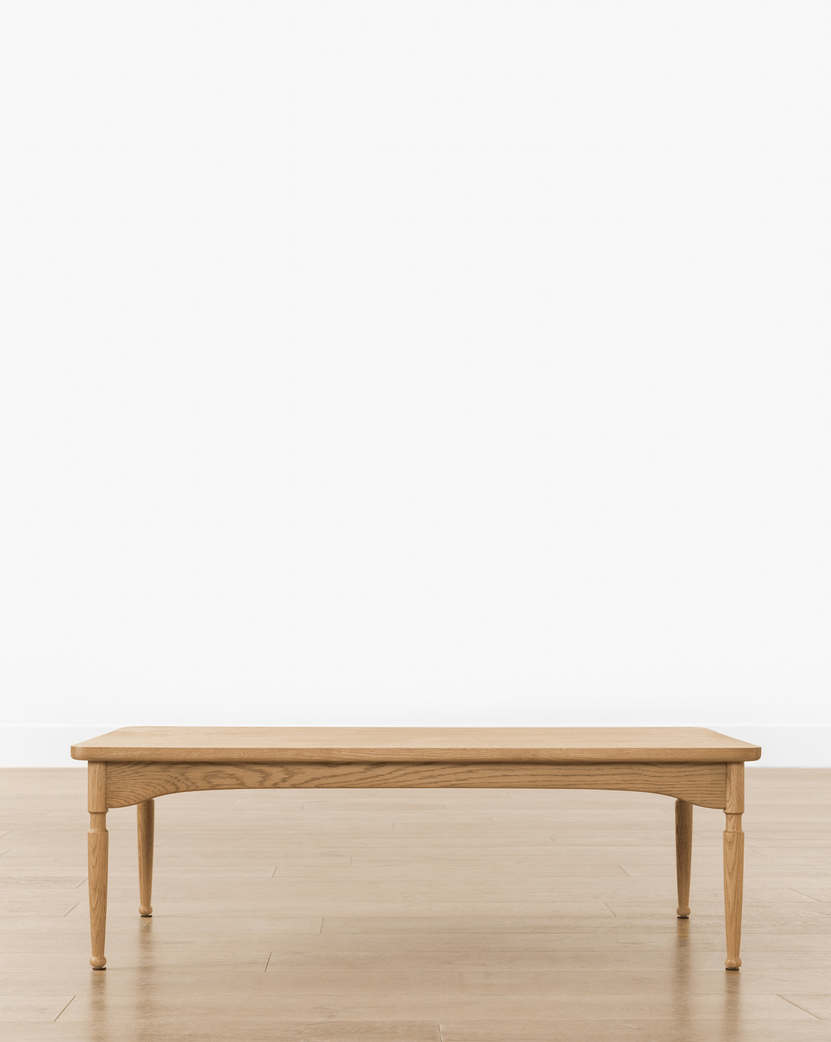 Table basse en chêne miel traditionnel avec pieds crantés et détails boule pour le salon
