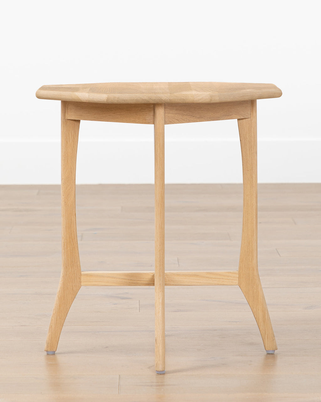Table d'appoint scandinave en chêne massif avec finition naturelle pour salon