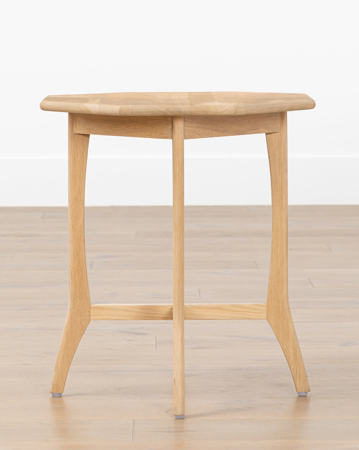 Table d'appoint scandinave en chêne massif avec finition naturelle pour salon