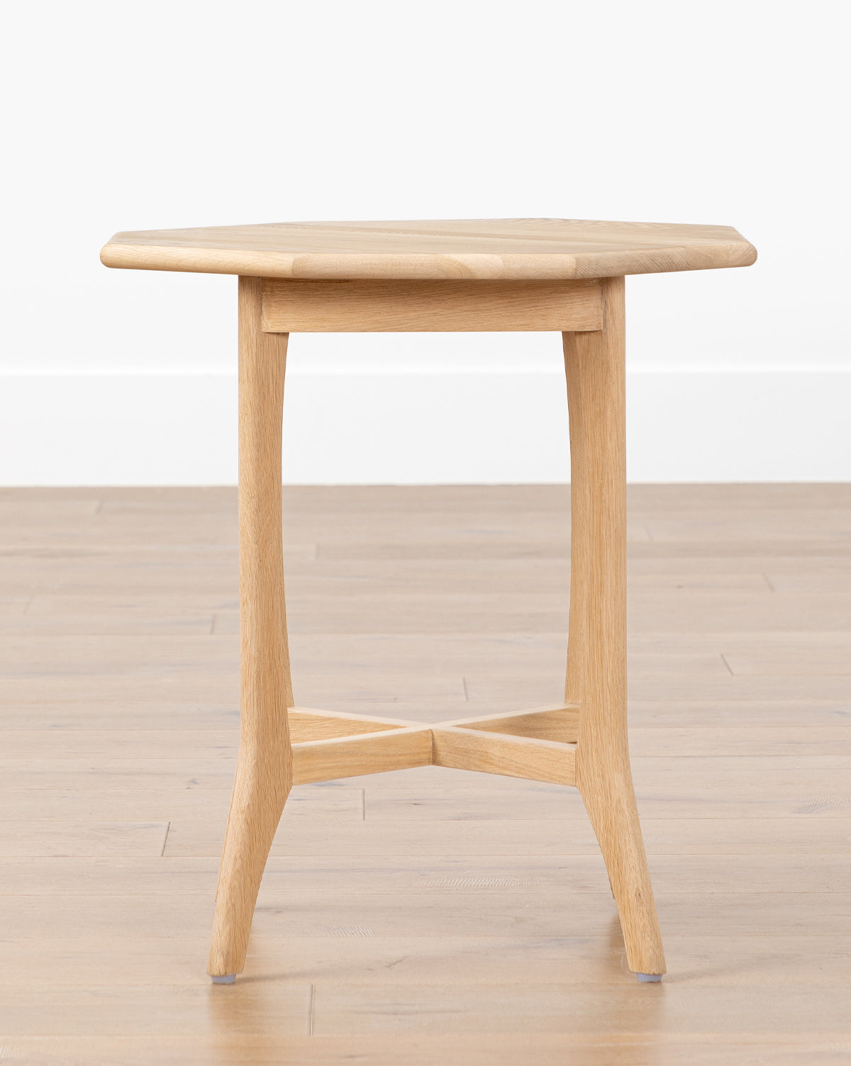 Table d'appoint scandinave en chêne massif avec finition naturelle pour salon