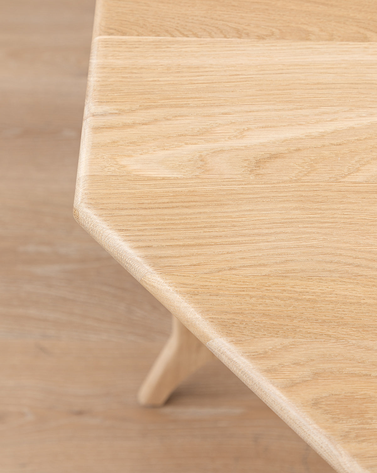 Table d'appoint scandinave en chêne massif avec finition naturelle pour salon