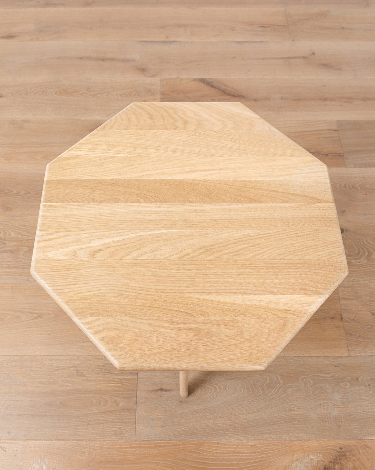 Table d'appoint scandinave en chêne massif avec finition naturelle pour salon