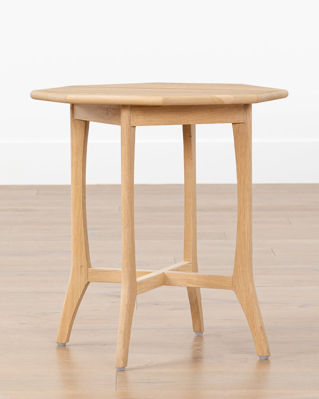 Table d'appoint scandinave en chêne massif avec finition naturelle pour salon