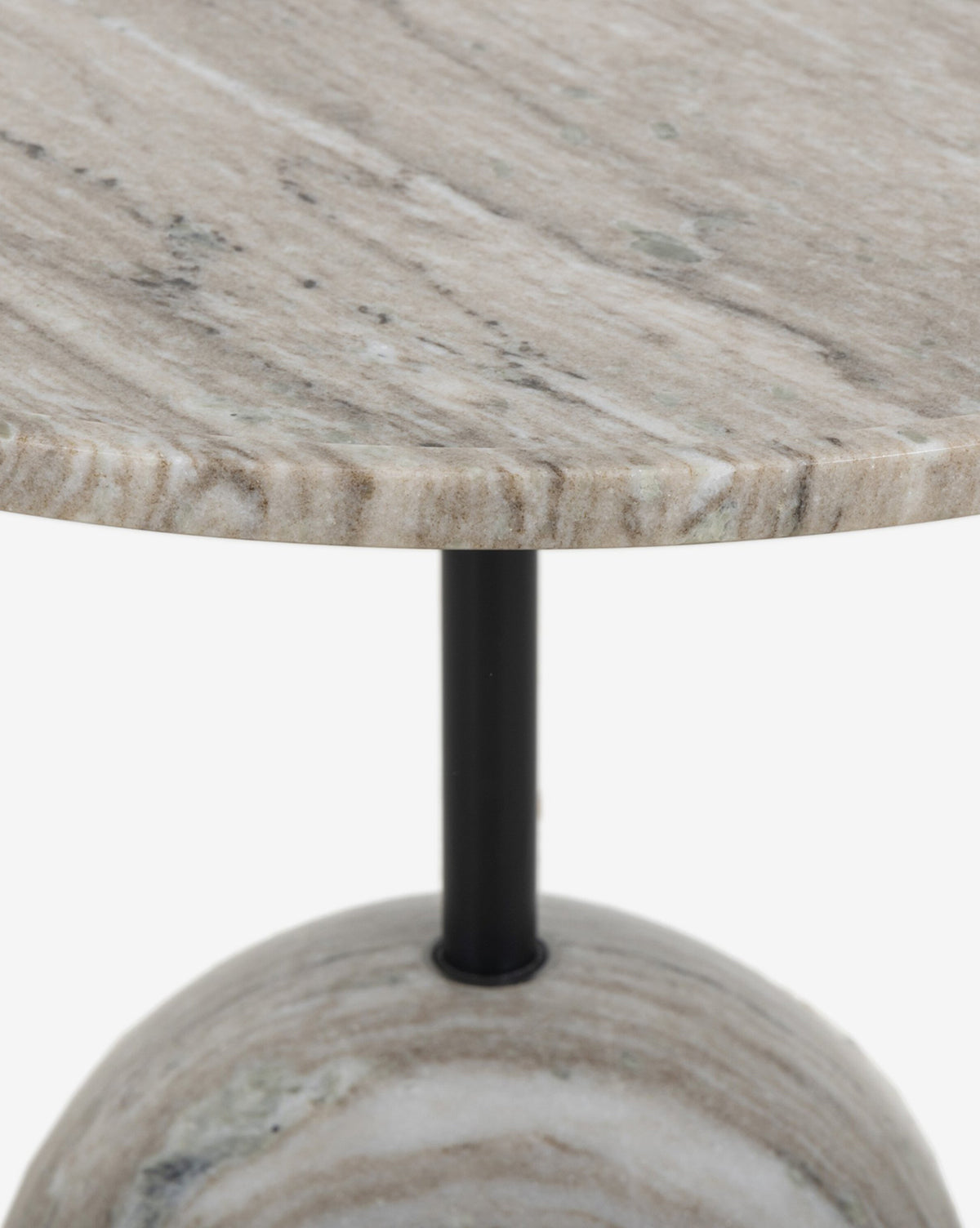 Table d'appoint moderne en bois avec silhouette élégante pour salon