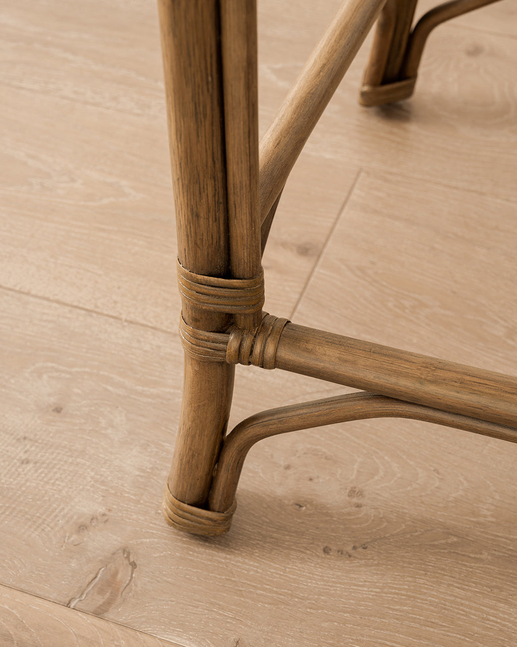 Tabouret de comptoir européen en rotin et lin de performance avec assise tissée artisanale pour salle à manger