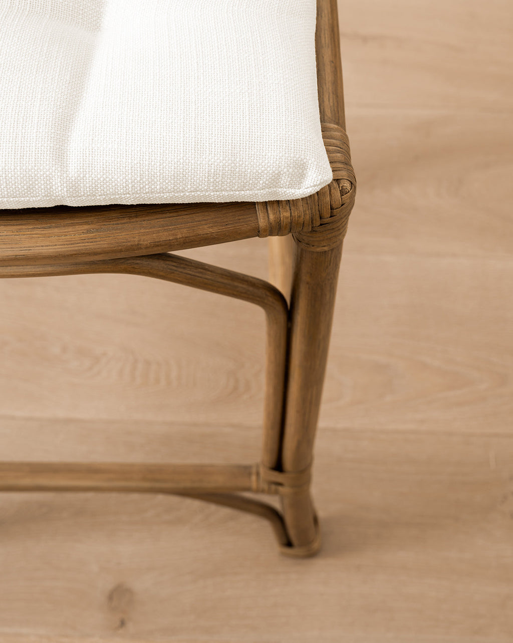 Tabouret de comptoir européen en rotin et lin de performance avec assise tissée artisanale pour salle à manger