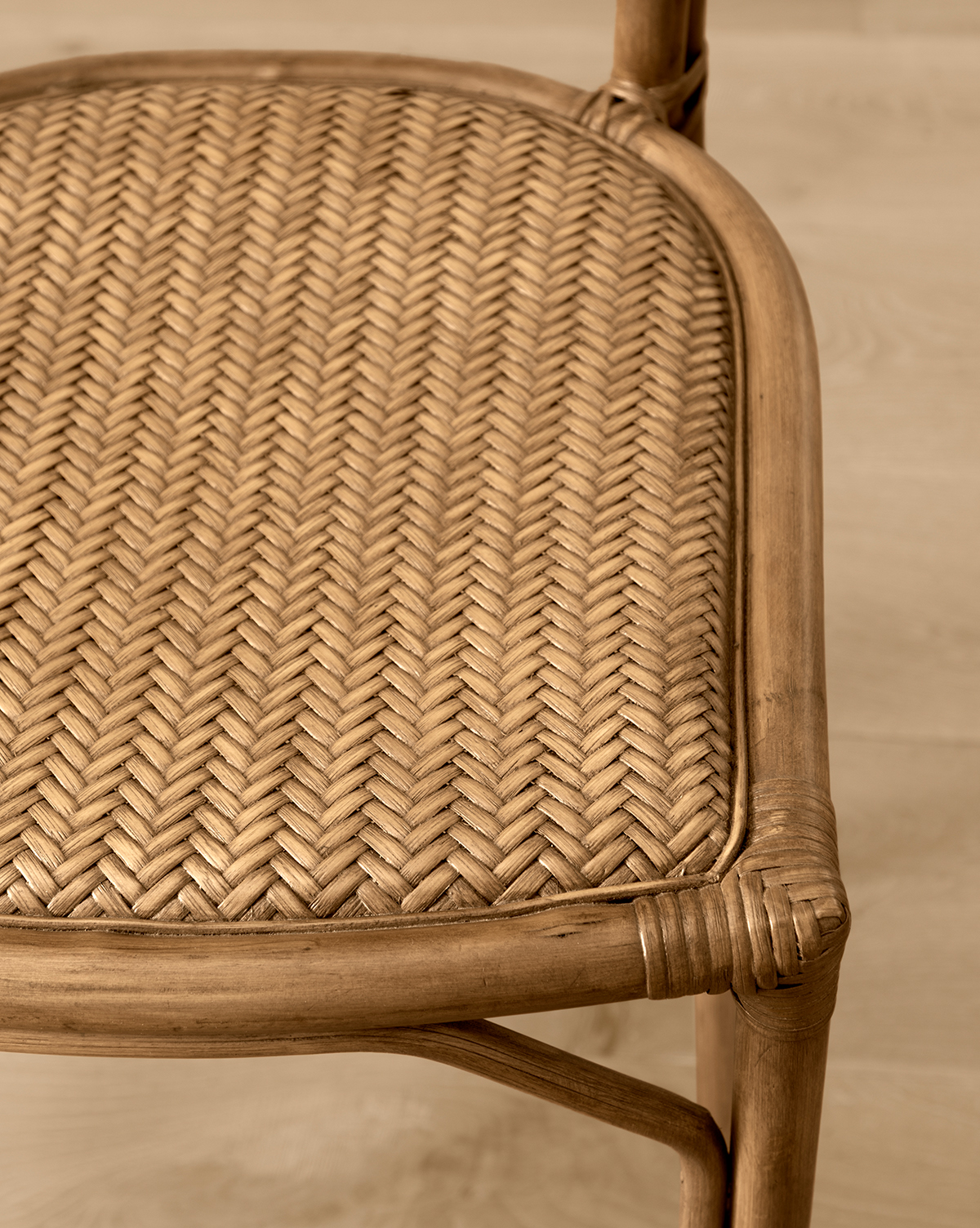 Tabouret de comptoir européen en rotin et lin de performance avec assise tissée artisanale pour salle à manger