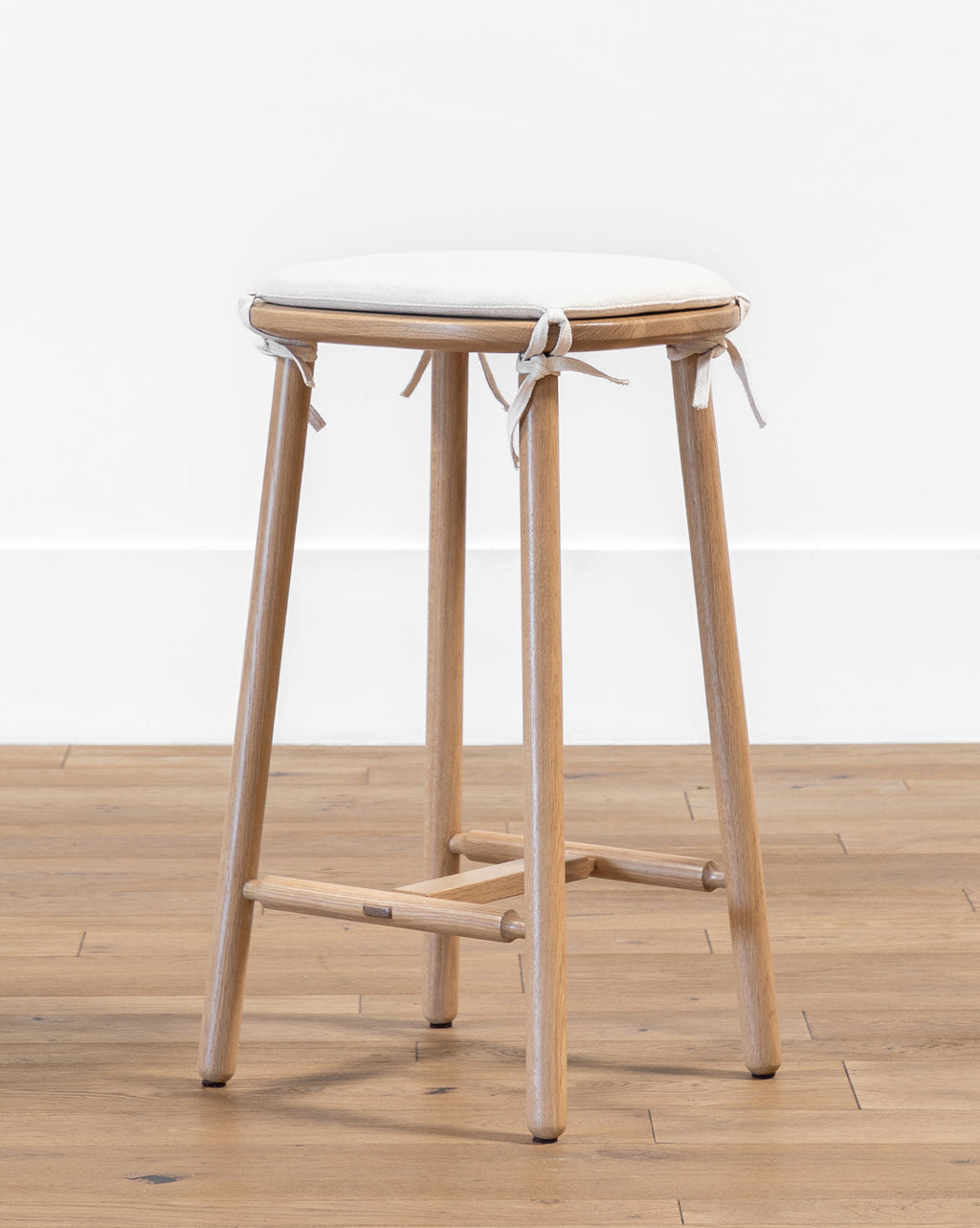 Tabouret de comptoir minimaliste en chêne massif blanc avec coussin neutre pour salle à manger