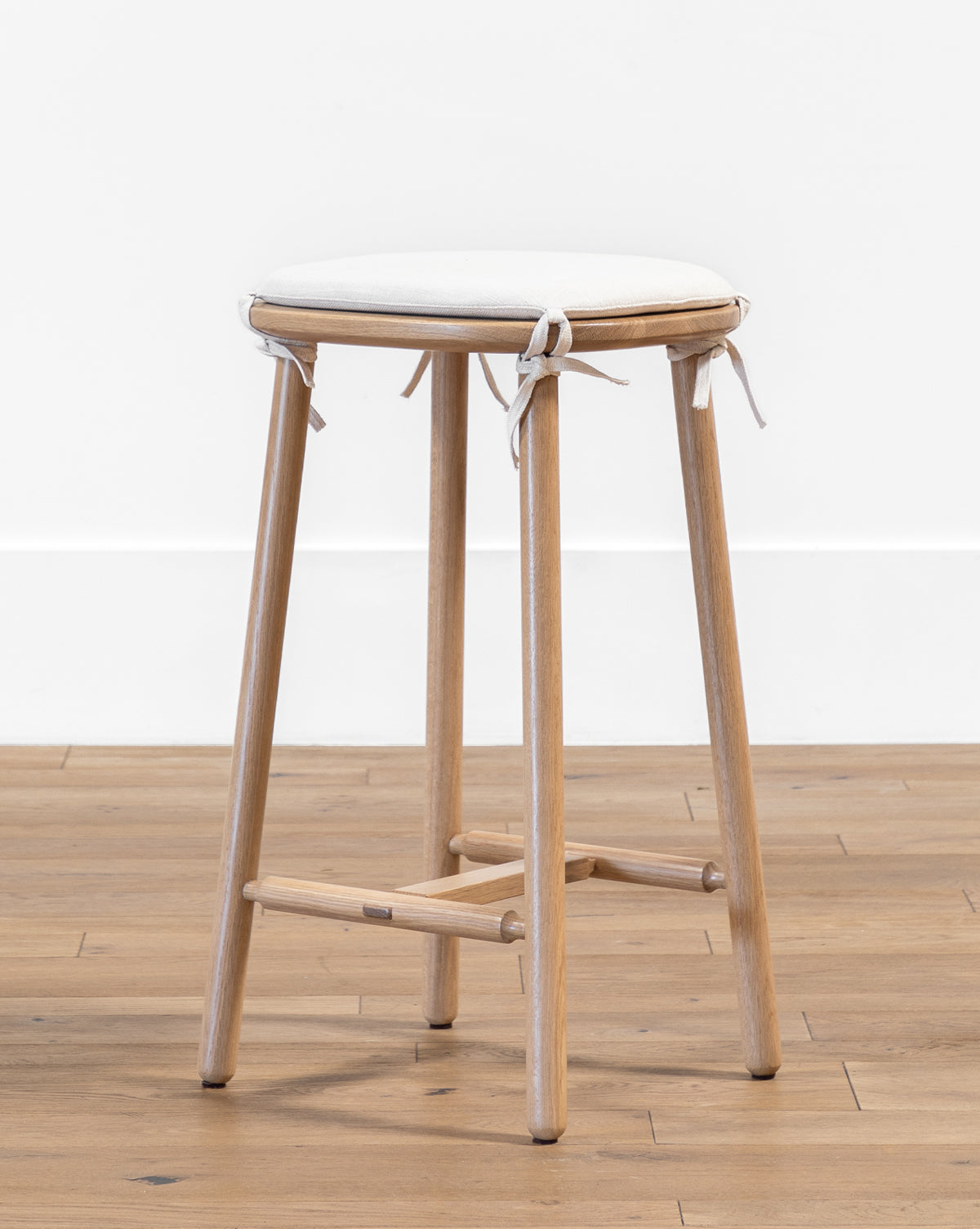Tabouret de comptoir minimaliste en chêne massif blanc avec coussin neutre pour salle à manger