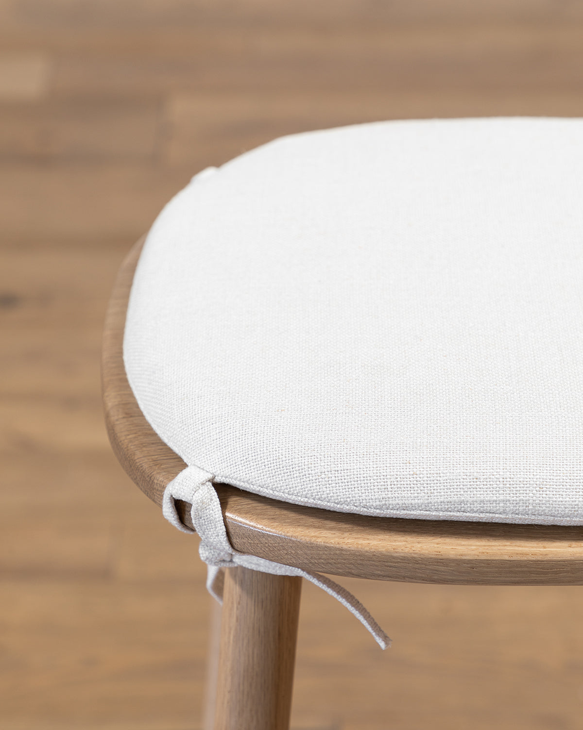 Tabouret de comptoir minimaliste en chêne massif blanc avec coussin neutre pour salle à manger